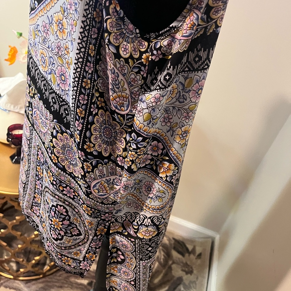 Floral & Ivy Paisley Print Sleeveless Blouse - Picture 6 of 8
